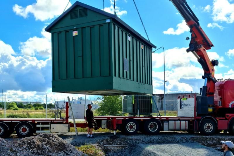 Nätstation lyfts på plats med kranbil